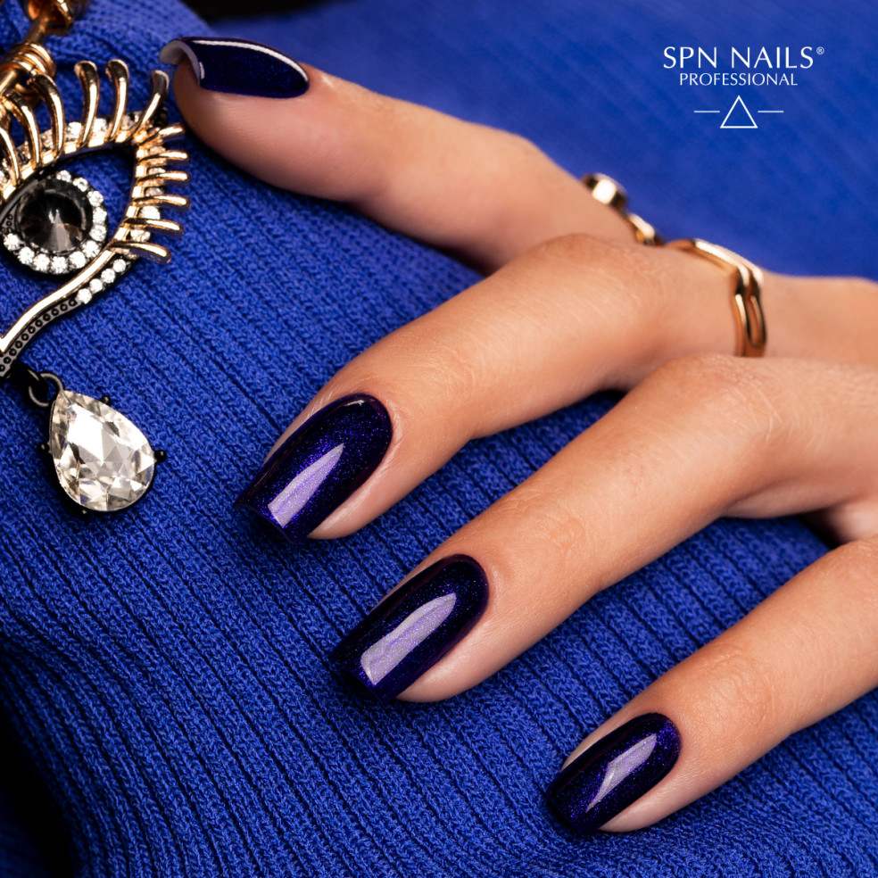 Niebieskie brokatowe paznokcie